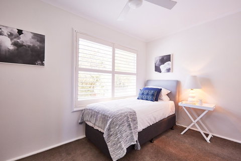 Bright And Spacious Family Home With Leafy Deck - Food Delivery Shop 24
