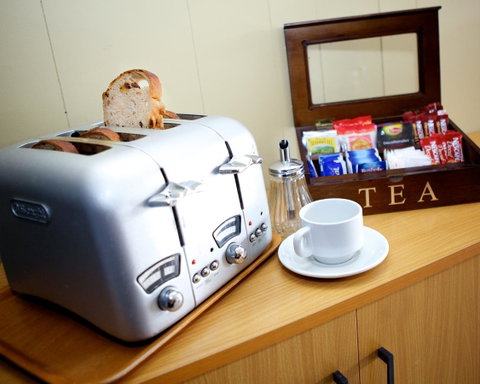 Best Western Kennedy Drive Airport Motel - Food Delivery Shop 37