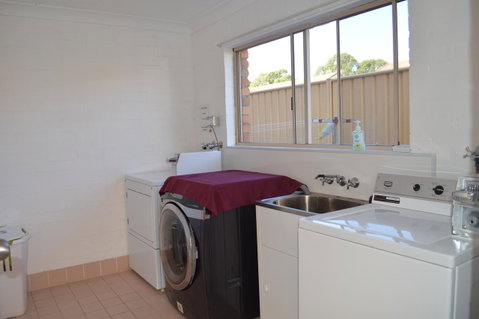 Best Western Kennedy Drive Airport Motel - Food Delivery Shop 44