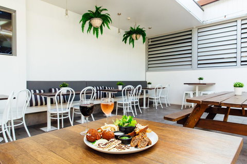 Coniston Hotel Wollongong - Food Delivery Shop 10