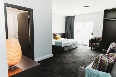 Coniston Hotel Wollongong - Food Delivery Shop 29