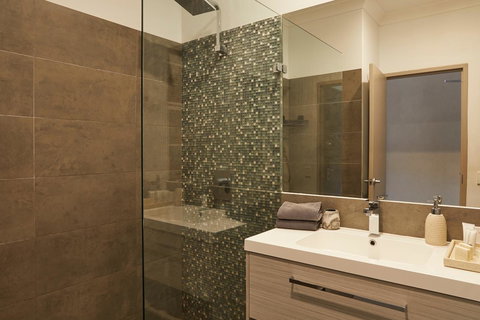 Byron Quarter Apartments - Food Delivery Shop 9