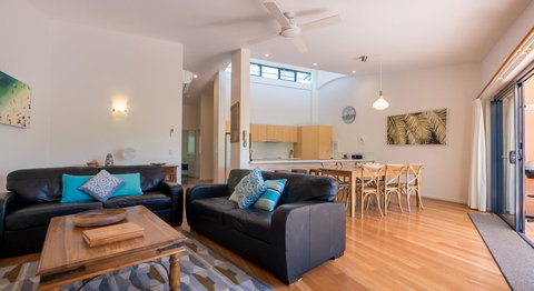 Byron Quarter Apartments - Food Delivery Shop 26