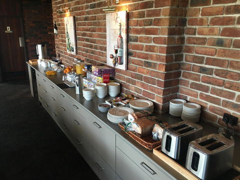 Econo Lodge Gateway Tamworth - Food Delivery Shop 10