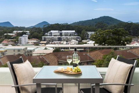 Oaks Nelson Bay Lure Suites - Food Delivery Shop 5