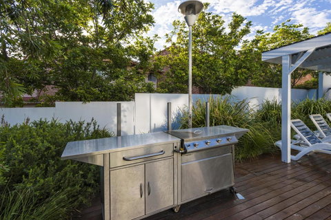 Oaks Nelson Bay Lure Suites - Food Delivery Shop 7