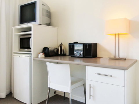 Oaks Nelson Bay Lure Suites - Food Delivery Shop 12