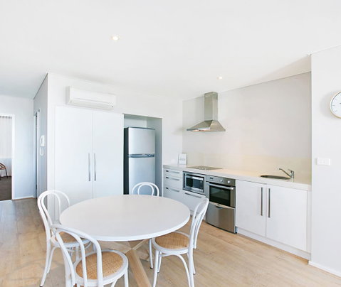 Oaks Nelson Bay Lure Suites - Food Delivery Shop 1