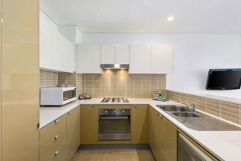 Quality Suites Pioneer Sands - Food Delivery Shop 11