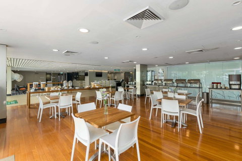 Quality Suites Pioneer Sands - Food Delivery Shop 7