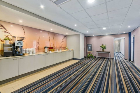Quality Suites Pioneer Sands - Food Delivery Shop 2