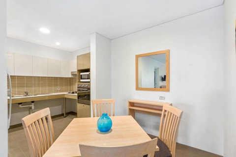 Quality Suites Pioneer Sands - Food Delivery Shop 14