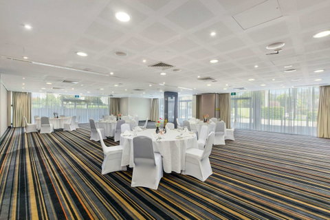 Quality Suites Pioneer Sands - Food Delivery Shop 13