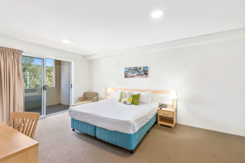 Quality Suites Pioneer Sands - Food Delivery Shop 9