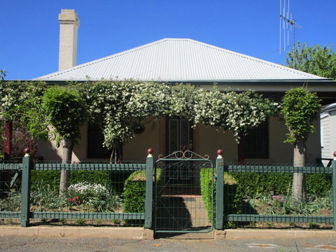 Boot Makers Cottage - Food Delivery Shop 1