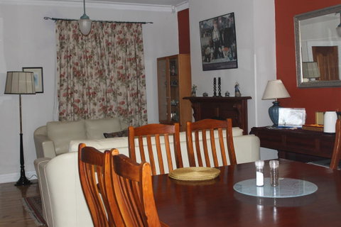 Boot Makers Cottage - Food Delivery Shop 5