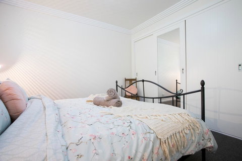 Armidale Cottage - House 2 - Food Delivery Shop 24