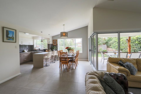 Armidale Cottage - House 2 - Food Delivery Shop 16