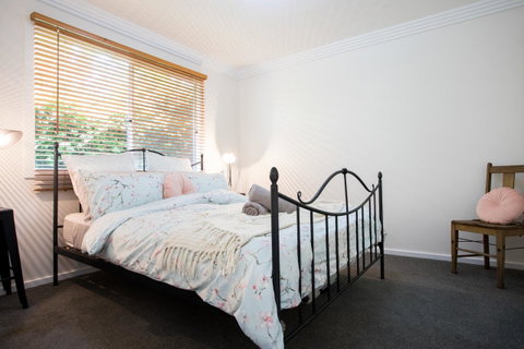 Armidale Cottage - House 2 - Food Delivery Shop 23