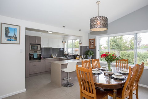 Armidale Cottage - House 2 - Food Delivery Shop 18