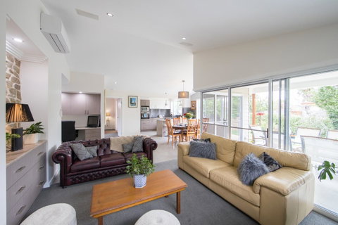 Armidale Cottage - House 2 - Food Delivery Shop 19