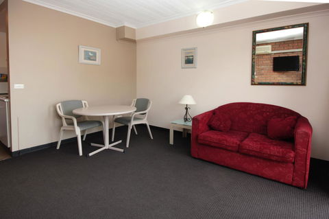 Sapphire Waters Motor Inn - Food Delivery Shop 13