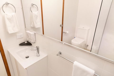 Sapphire Waters Motor Inn - Food Delivery Shop 2