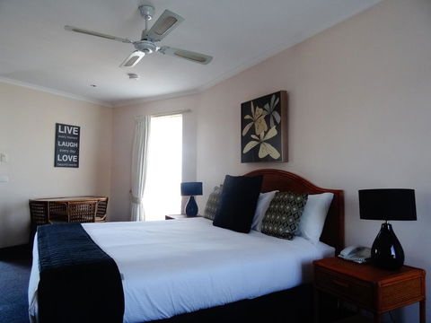 Sapphire Waters Motor Inn - Food Delivery Shop 27