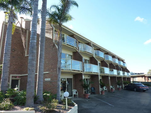 Sapphire Waters Motor Inn - Food Delivery Shop 34