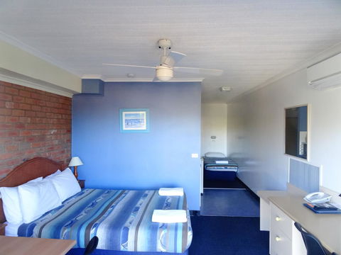 Sapphire Waters Motor Inn - Food Delivery Shop 30
