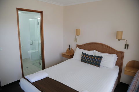 Sapphire Waters Motor Inn - Food Delivery Shop 29