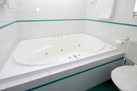 Sapphire Waters Motor Inn - Food Delivery Shop 25