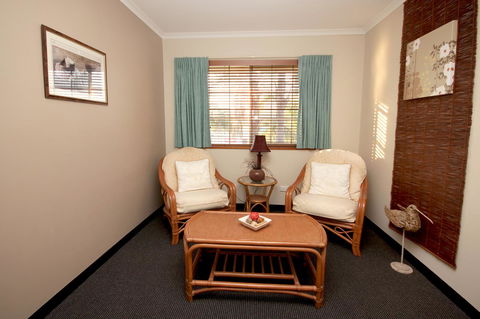 Sapphire Waters Motor Inn - Food Delivery Shop 14
