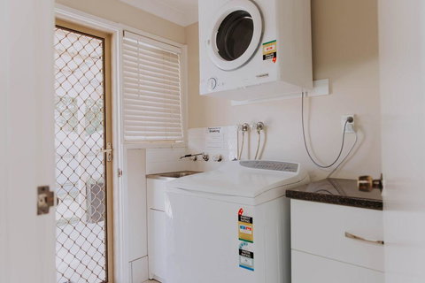 Central Wagga Self Catering Apartment - Food Delivery Shop 12