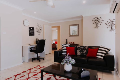 Central Wagga Self Catering Apartment - Food Delivery Shop 0