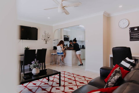 Central Wagga Self Catering Apartment - Food Delivery Shop 5