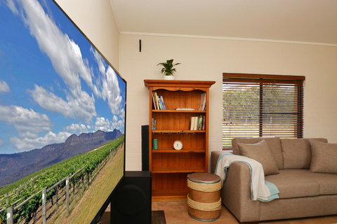 JE Guesthouse, Central To All The Hunter Valley Has To Offer - Food Delivery Shop 5