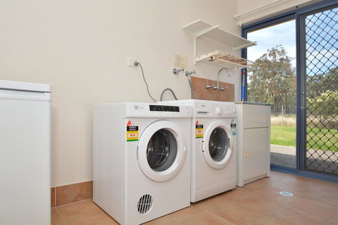 JE Guesthouse, Central To All The Hunter Valley Has To Offer - Food Delivery Shop 38