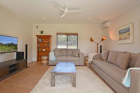JE Guesthouse, Central To All The Hunter Valley Has To Offer - Food Delivery Shop 3