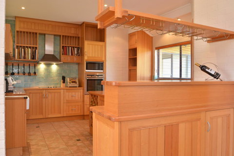 JE Guesthouse, Central To All The Hunter Valley Has To Offer - Food Delivery Shop 11