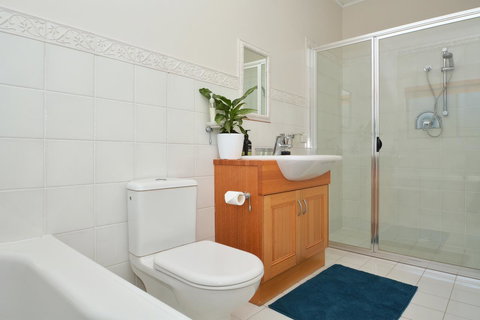 JE Guesthouse, Central To All The Hunter Valley Has To Offer - Food Delivery Shop 22