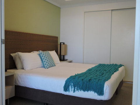 BASE Holidays - Ettalong Beach Premium Apartments - Food Delivery Shop 15