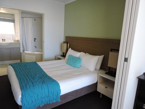 BASE Holidays - Ettalong Beach Premium Apartments - Food Delivery Shop 4