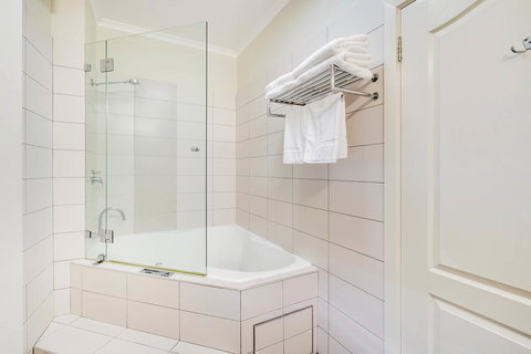 Prince Of Wales Hotel - Food Delivery Shop 18