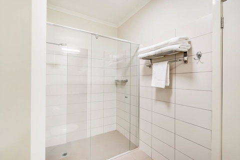 Prince Of Wales Hotel - Food Delivery Shop 38