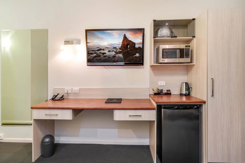 Prince Of Wales Hotel - Food Delivery Shop 28