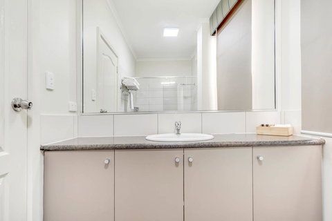 Prince Of Wales Hotel - Food Delivery Shop 39