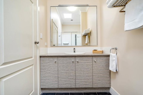 Prince Of Wales Hotel - Food Delivery Shop 31