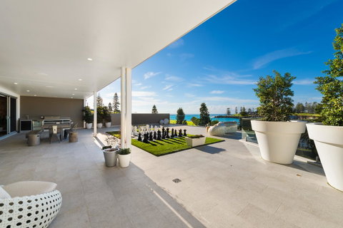 Belle Vue- Penthouse At Black Beach - Food Delivery Shop 2
