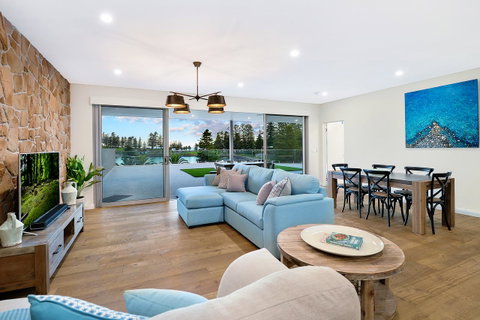 Belle Vue- Penthouse At Black Beach - Food Delivery Shop 5